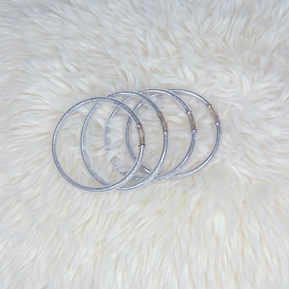 4 silver Jelly bracelets all come in one pack, never been used, one size only!😊
